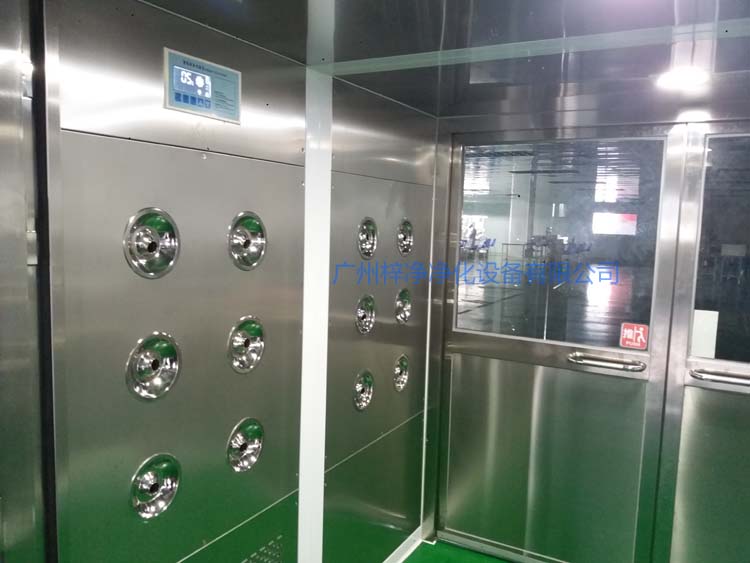 双开门货淋室工作区配智能控制器,方便人员使用操作。