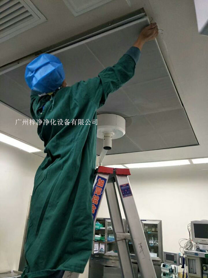 医院手术室层流送风天花高效草莓操逼视频安装现场实拍图
